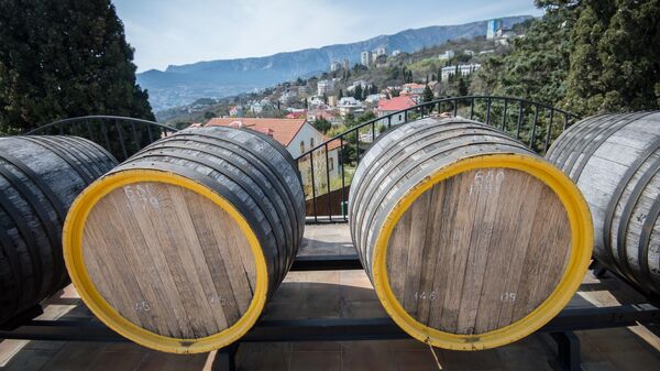 Ряды дубовых бочек для вызревания вина марки Мадера на винодельческом заводе Массандра