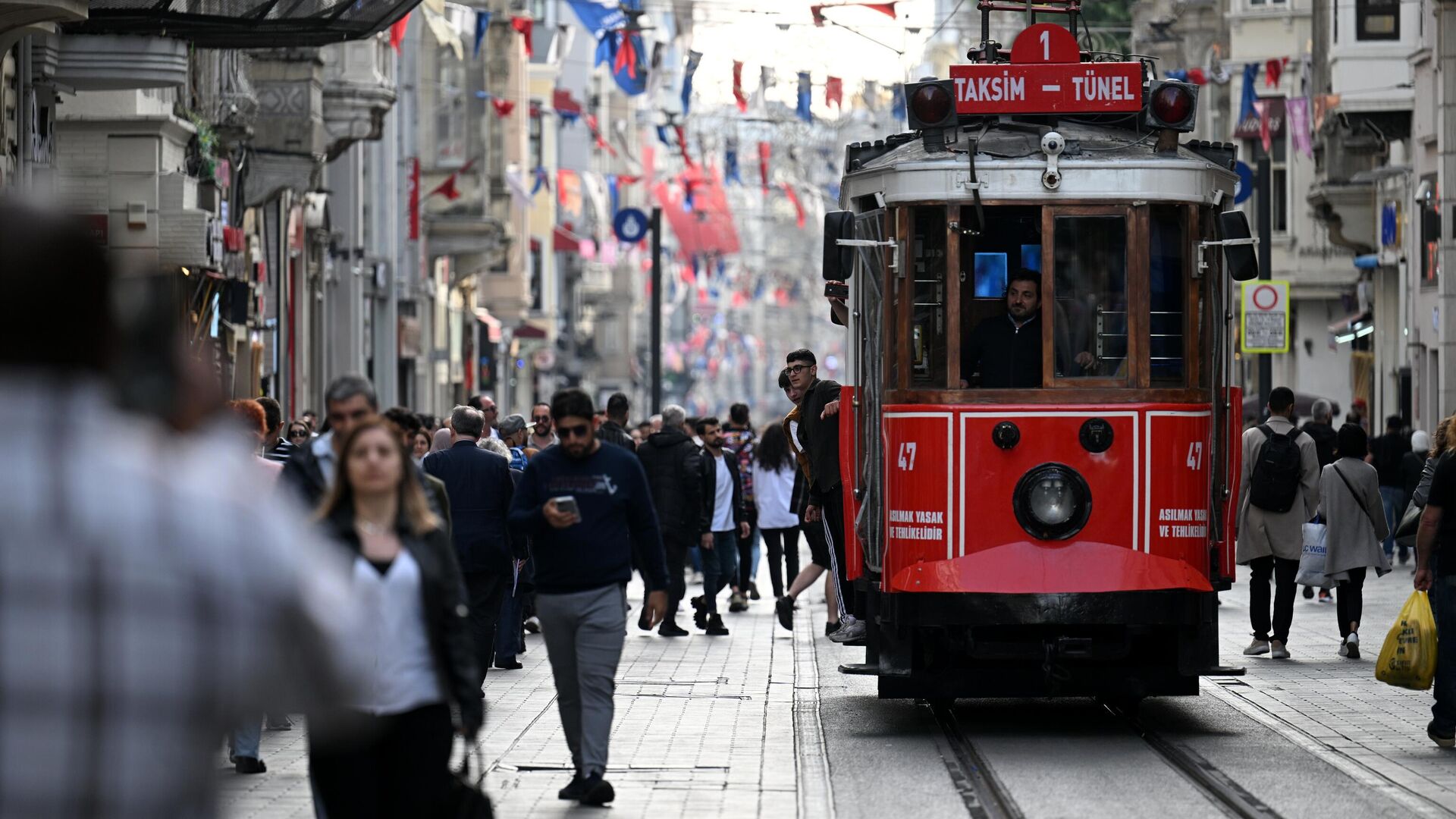 Трамвай на улице Истикляль в Стамбуле - РИА Новости, 1920, 14.06.2023