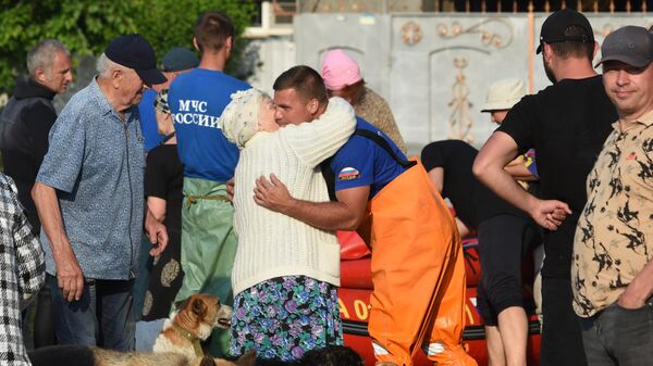 Волонтеры и спасатели МЧС проводят эвакуацию людей в городе Голая Пристань после подтопления