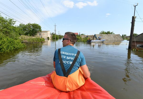 Спасатель МЧС во время эвакуации местных жителей в городе Голая Пристань после подтопления