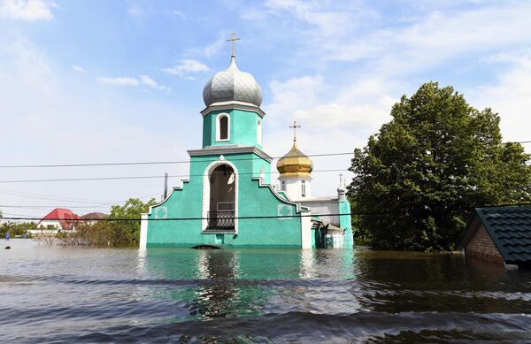Местная церковь после подтопления в городе Голая Пристань