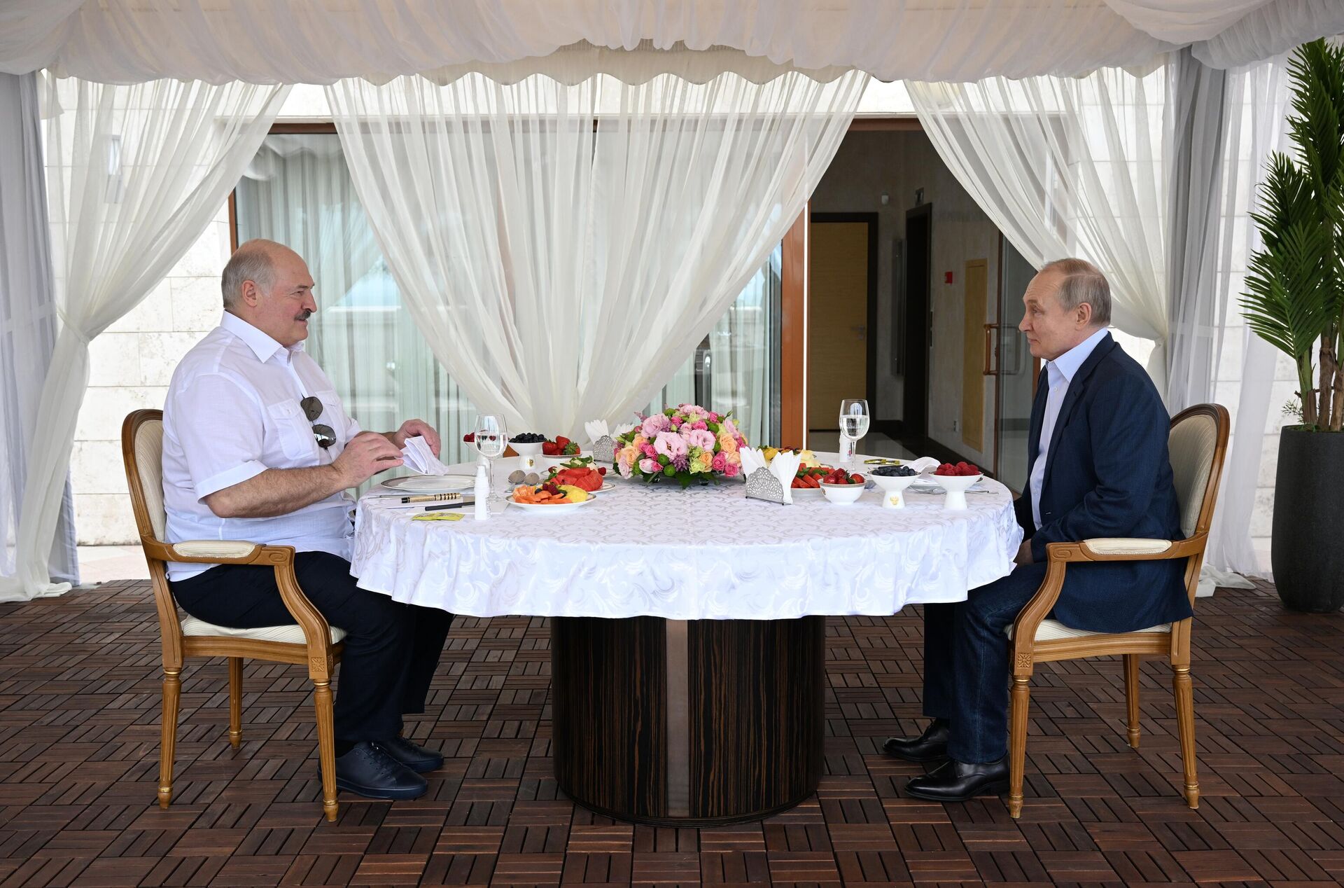 Президент РФ Владимир Путин и президент Белоруссии Александр Лукашенко во время встречи в Сочи - РИА Новости, 1920, 09.06.2023