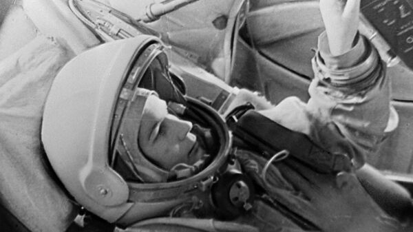 Летчик-космонавт Валентина Терешкова, ставшая впоследствии первой в мире женщиной-космонавтом, в тренажере космического корабля Восток
