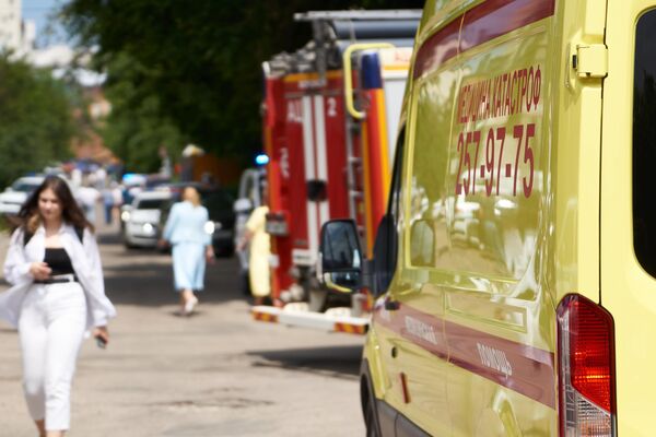 Автомобили пожарной службы МЧС РФ и медицины катастроф возле жилого дома в центре Воронежа, пострадавшего в результате атаки беспилотника