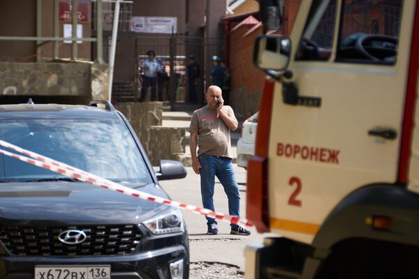 Возле жилого дома в центре Воронежа, пострадавшего в результате атаки беспилотника