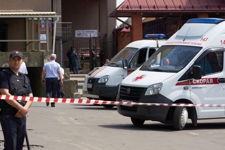 Оцепление возле жилого дома в центре Воронежа, пострадавшего в результате атаки беспилотника