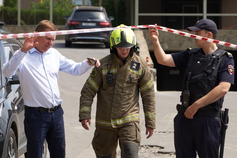 Оцепление возле жилого дома в центре Воронежа, пострадавшего в результате атаки беспилотника