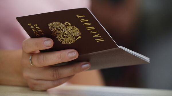 Российский паспорт в руке девушки