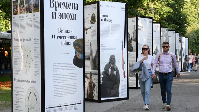 Фотовыставка в рамках исторического фестиваля Времена и эпохи. Победы России на Покровском бульваре в Москве