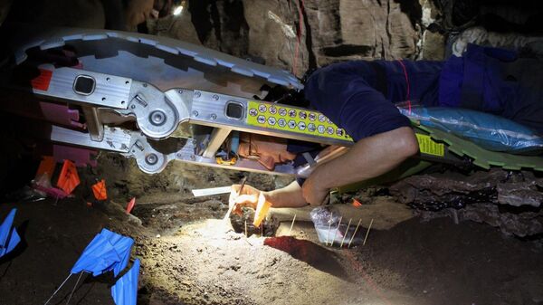 Археолог Бекка Пейшотто работает в пещере, где были обнаружены окаменелости Homo naledi