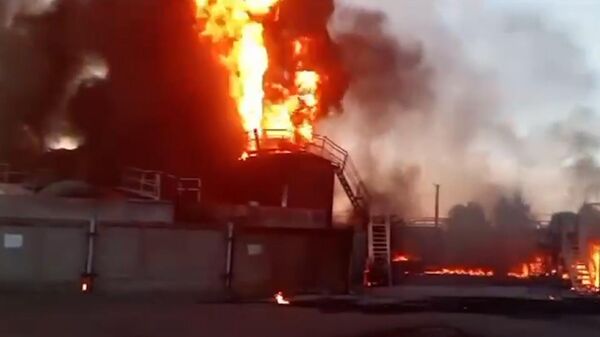 Работа пожарных на месте ликвидации возгорания на складе с ГСМ в Уфе