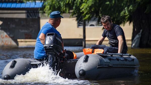 Мужчины плывут на лодке по селу Корсунка Новокаховского района Херсонской области