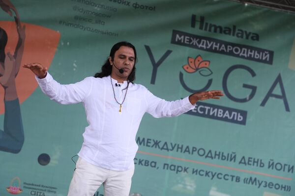 Мастер проводит занятие в рамках IX Himalaya Международного фестиваля йоги в парке Музеон в Москве