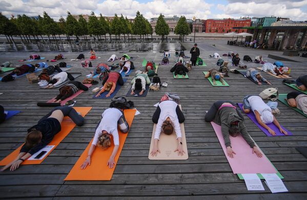 Участники IX Himalaya Международного фестиваля йоги в парке Музеон в Москве