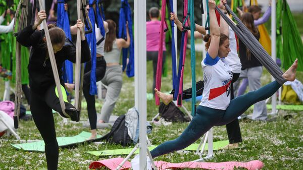 Участники IX Himalaya Международного фестиваля йоги на площадке для флай-йоги в парке Музеон в Москве