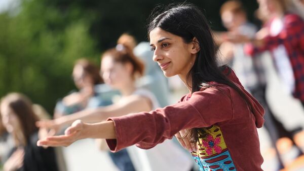 Участники IX Himalaya Международного фестиваля йоги в парке Музеон в Москве