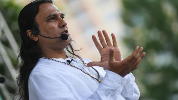 Учитель медитации Шива Гириш проводит занятие на  IX Himalaya Международном фестивале йоги в парке Музеон в Москве