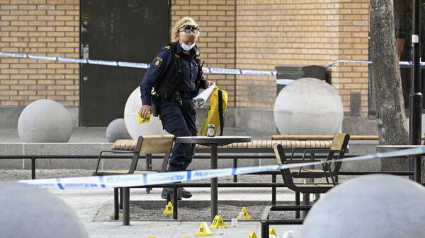 Судмедэксперт полиции на месте стрельбы в торговом центре Farsta на юге Стокгольма
