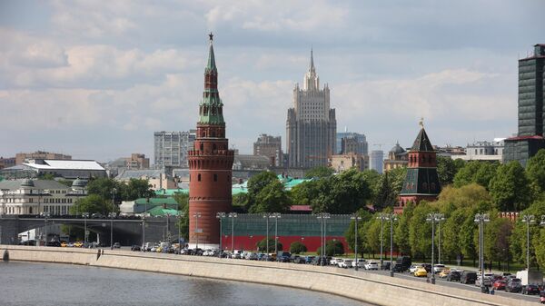 Водовзводная башня Московского Кремля. На втором плане в центре – здание Министерства иностранных дел РФ