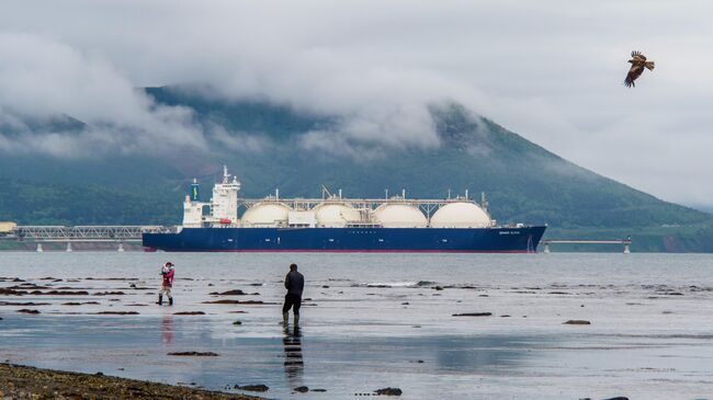 Танкер-газовоз Grand Elena у причала завода по производству СПГ в п. Пригородное