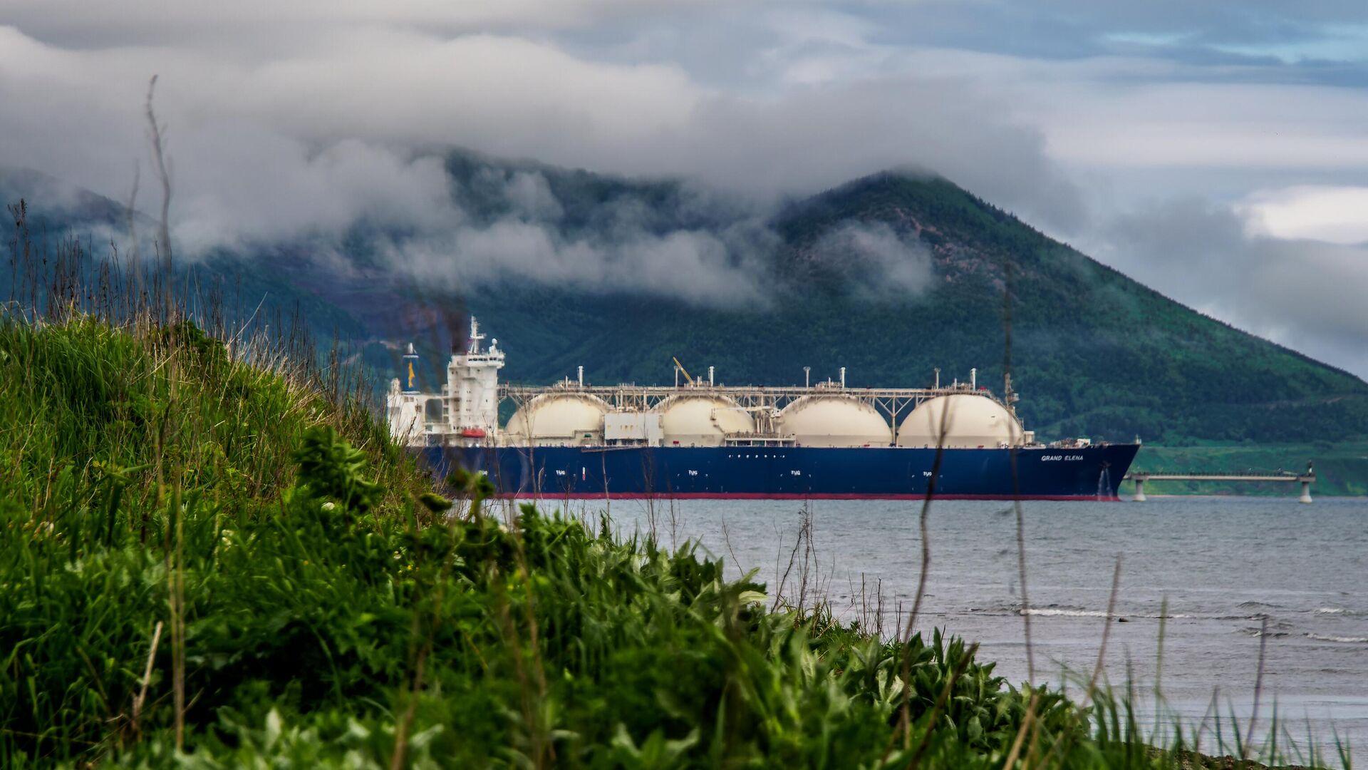 Танкер-газовоз Grand Elena у причала завода по производству СПГ в п. Пригородное - РИА Новости, 1920, 20.07.2023