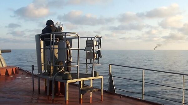 Отражение атаки морских быстроходных безэкипажных катеров ВСУ на корабль Черноморского флота Приазовье. Кадр видео