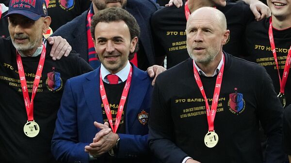 Генеральный директор ПФК ЦСКА Роман Бабаев (слева) и главный тренер ЦСКА Владимир Федотов