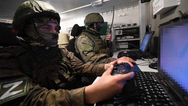 Военнослужащие ВС РФ, задействованные в СВО, в пункте управления беспилотным разведывательным аппаратом. Архивное фото