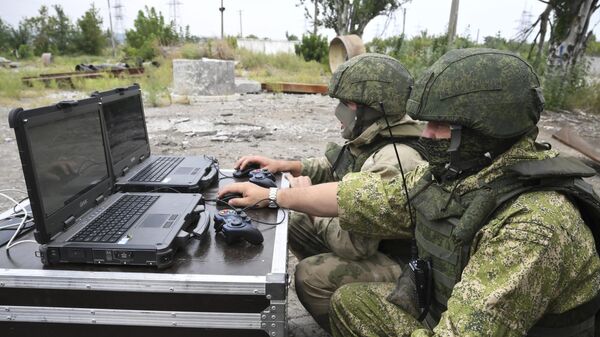 Российские военнослужащие во время работы на пункте управления БПЛА. Архивное фото
