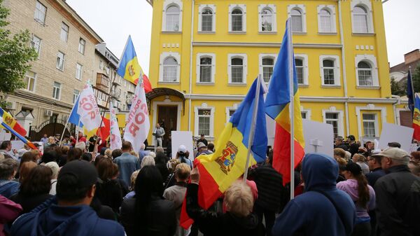 Сторонники и представители оппозиционной в Молдавии партии Шор пикетируют здание Конституционного суда, где начинается заседание по ее возможному запрету