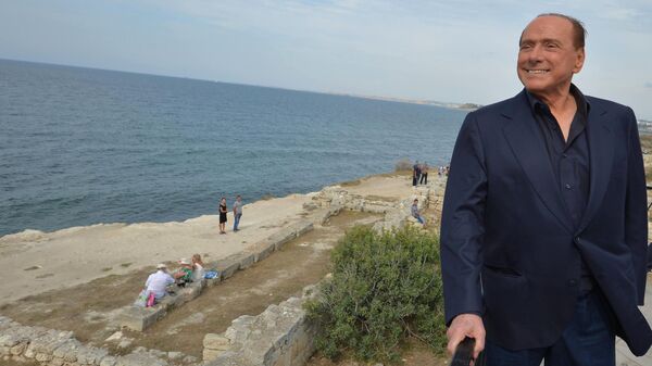 Сильвио Берлускони во время осмотра территории национального заповедника Херсонес Таврический