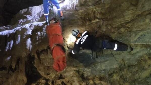 Сотрудники МЧС спасают девушку, которая упала с шестиметровой высоты в пещере в Башкирии