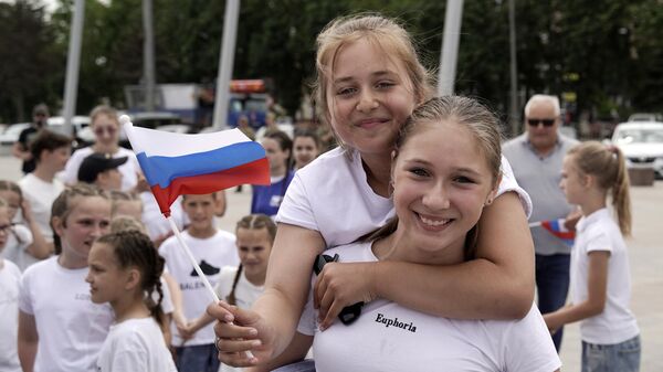 Участники праздничных мероприятий, приуроченных ко Дню России, в Мариуполе