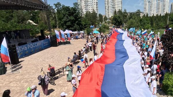 Представители молодёжных организаций Волгограда развернули огромное полотно российского флага во время праздничных мероприятий, приуроченных ко Дню России, в центральном парке культуры и отдыха в Волгограде