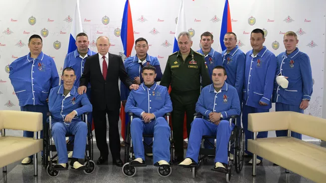 Президент РФ Владимир Путин на церемонии награждения военнослужащих ВС РФ госнаградами в госпитале им. А.А. Вишневского Минобороны России
