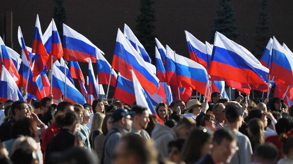 Зрители на праздничном концерте, посвященном Дню России, на Красной площади в Москве