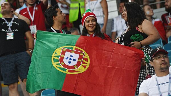 Болельщица сборной Португалии на матче 1/8 финала чемпионата мира по футболу между сборными Уругвая и Португалии
