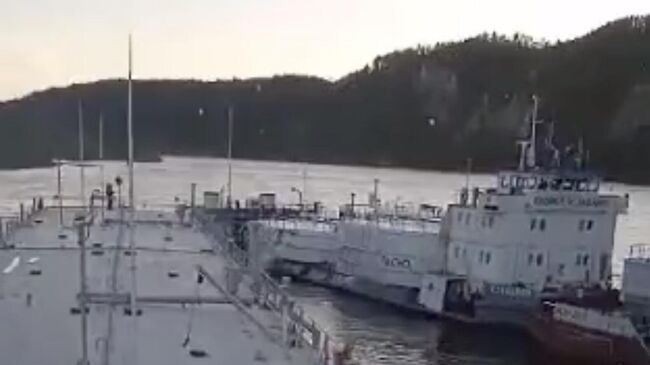 Столкновение танкера Ерофей Хабаров и судна ТР-901 на реке Лена. Стоп-кадр видео