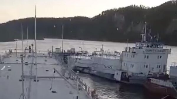 Столкновение танкера Ерофей Хабаров и судна ТР-901 на реке Лена. Стоп-кадр видео