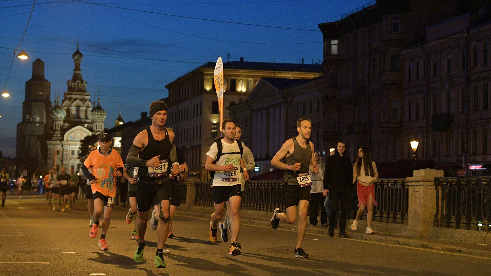 Участники марафона Белые ночи в Санкт-Петербурге - РИА Новости, 1920, 13.06.2023