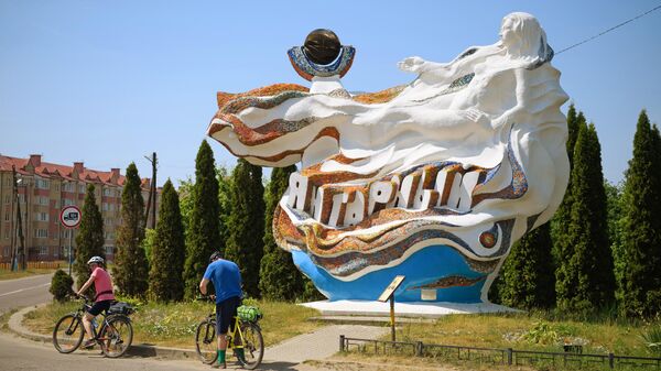 Въездной знак в виде русалки в поселке Янтарный в Калининградской области