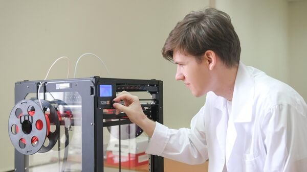 Аспирант Самарского политеха настраивает 3D-принтера Total Z AnyForm XL250-G3