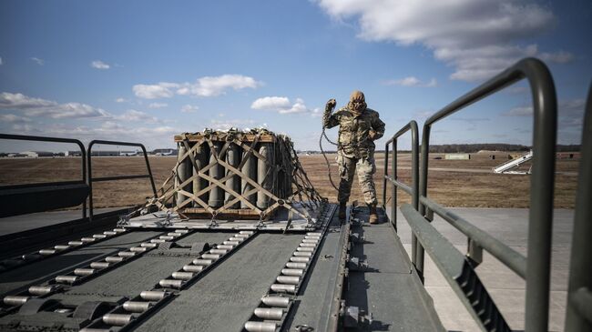 Погрузка военной помощи для Украины на авиабазе Довер, США. Архивное фото