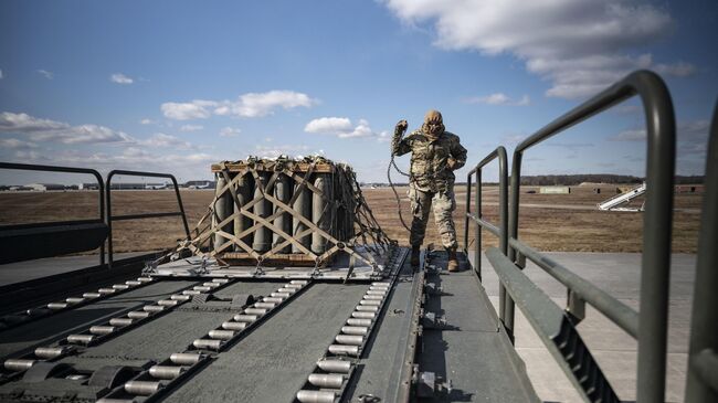 Погрузка военной помощи для Украины, авиабаза Довер, США