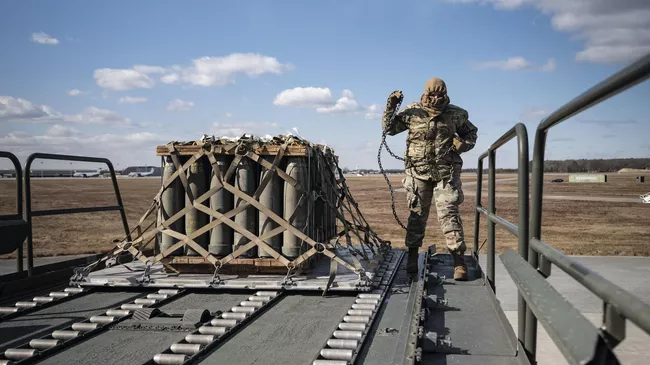 Погрузка военной помощи для Украины на авиабазе Довер, США