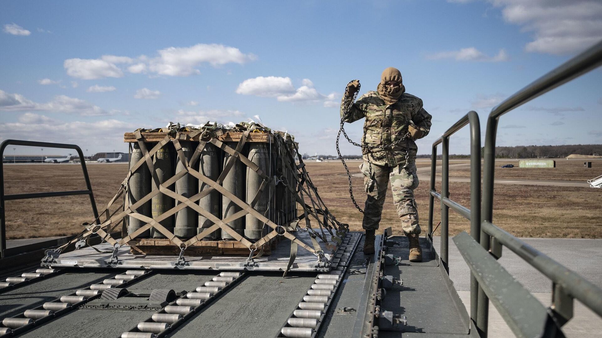 Погрузка военной помощи для Украины на авиабазе Дувр, США - РИА Новости, 1920, 12.12.2024