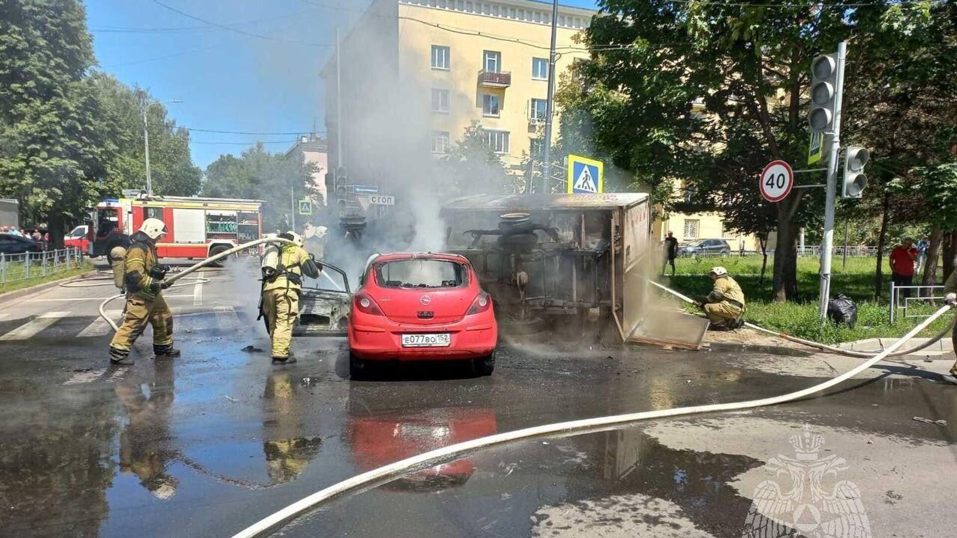 Сотрудники МЧС ликвидируют пожар, возникший в результате ДТП в Нижнем Новгороде - РИА Новости, 1920, 13.06.2023