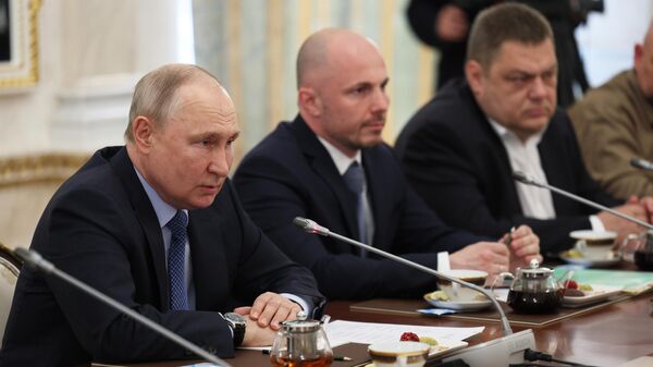 Президент России Владимир Путин проводит встречу с военными корреспондентами