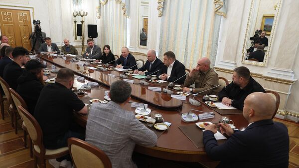 Президент России Владимир Путин проводит встречу с военными корреспондентами