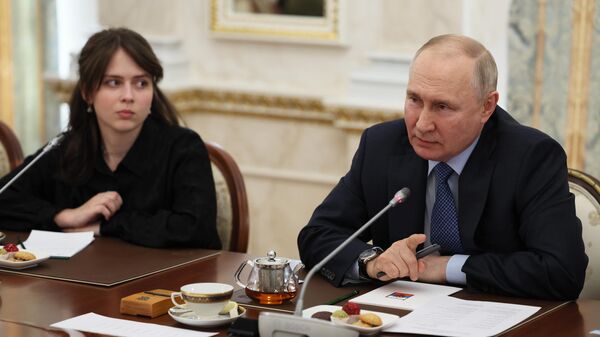 Президент РФ Владимир Путин во время встречи с военными корреспондентами в Кремле